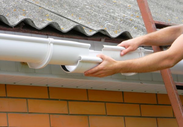 Cost of Gutter Hanging in Moncks Corner